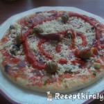 Sonkás zöldséges szalámis pizza