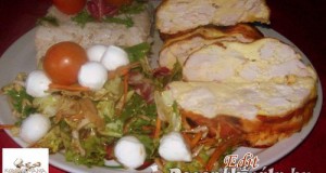 Tejfölös csirkemelltorta salátával, rizzsel
