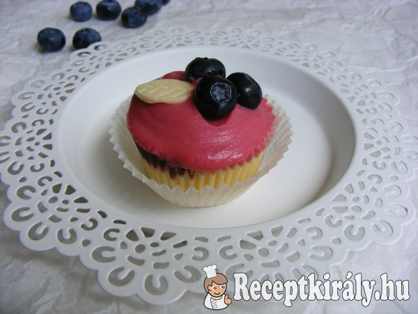 Áfonyás-fehércsokis cupcake