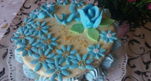 Gesztenye torta kék virággal