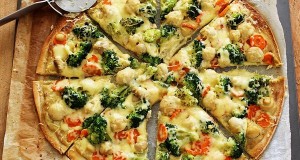 Gombás-zöldséges pizza
